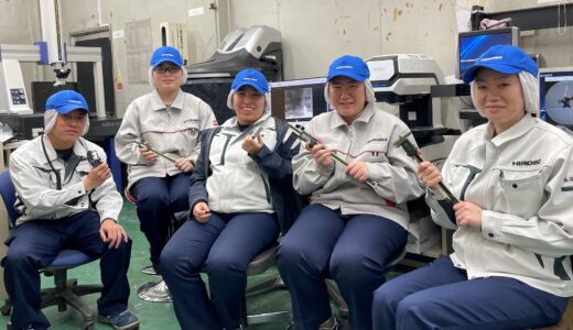 社員の笑顔 – 品質管理業務